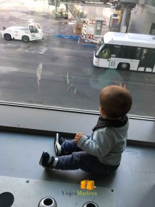 Lucas Esperando el avión